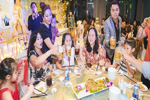 tiệc cho khách địa phương tại Đông Hà